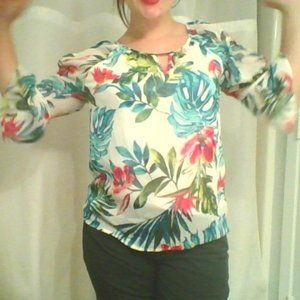 Cold shoulder,, big sleeves!